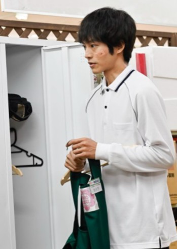 『あのときキスしておけば』“桃地”松坂桃李が不器用なバックハグ! ネット総ツッコミ「タックルよ、それ」