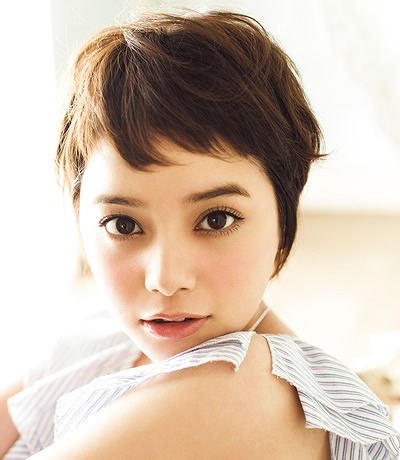佐々木希、“少年風”黒髪ベリーショートを披露「ウランちゃんみたい」の声