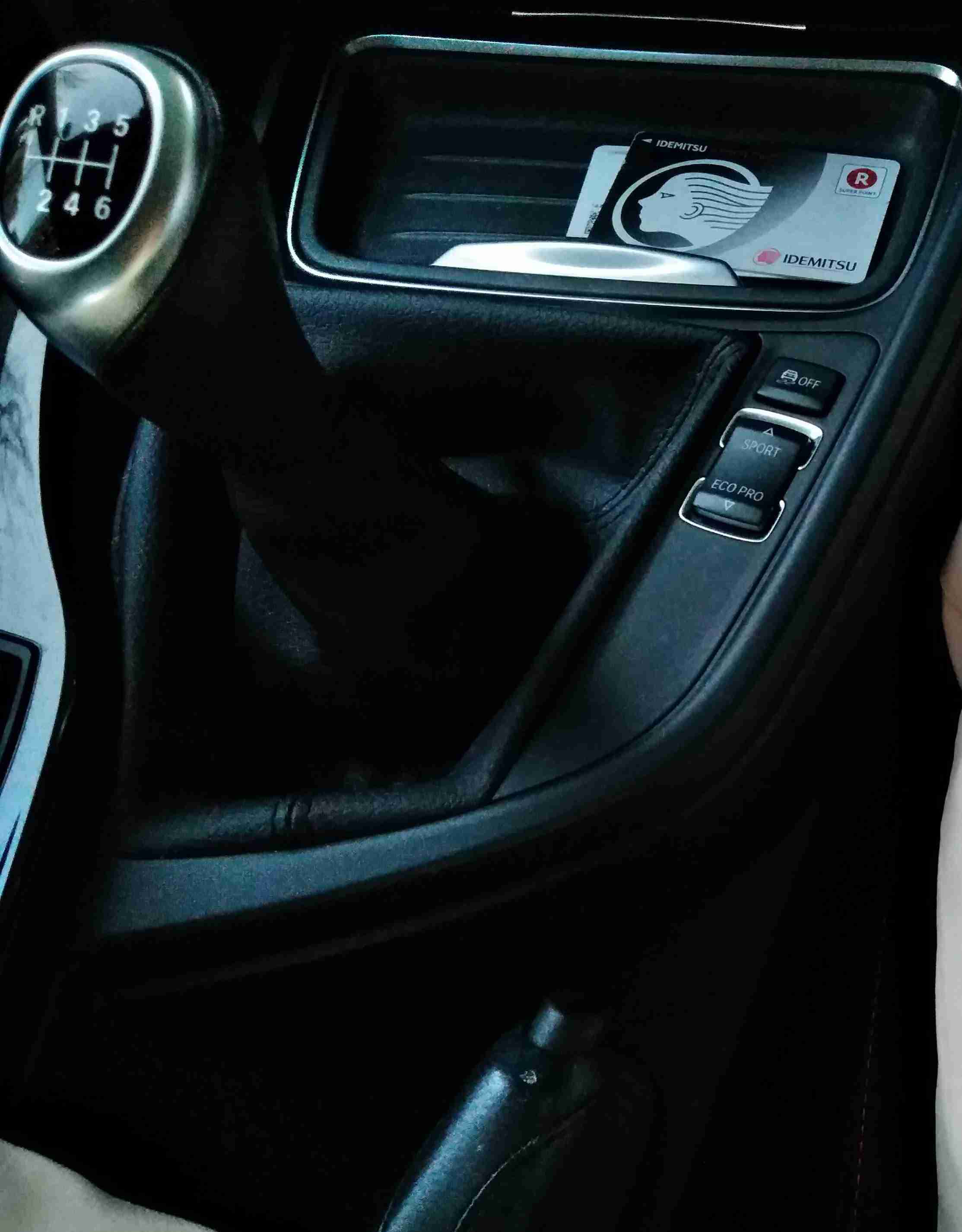 武装した強盗犯、奪おうとした車がマニュアル車で運転できず？　あえなく退散（豪）