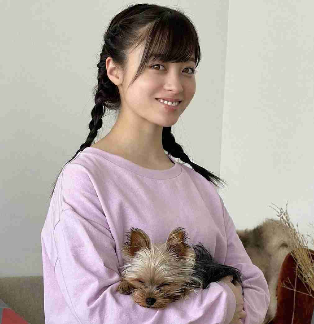 橋本環奈 三つ編み姿でのドッグヨガに「犬になりたいです」「かわいい」