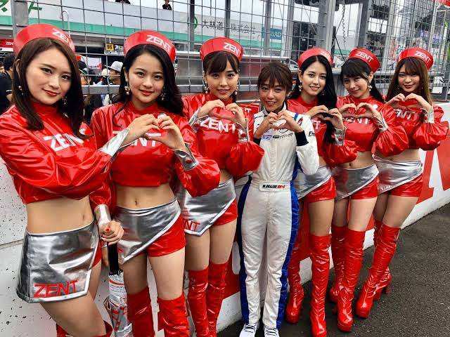 岡副麻希　レースクイーンと3ショット披露にファン「遜色ない」「足長い」の声
