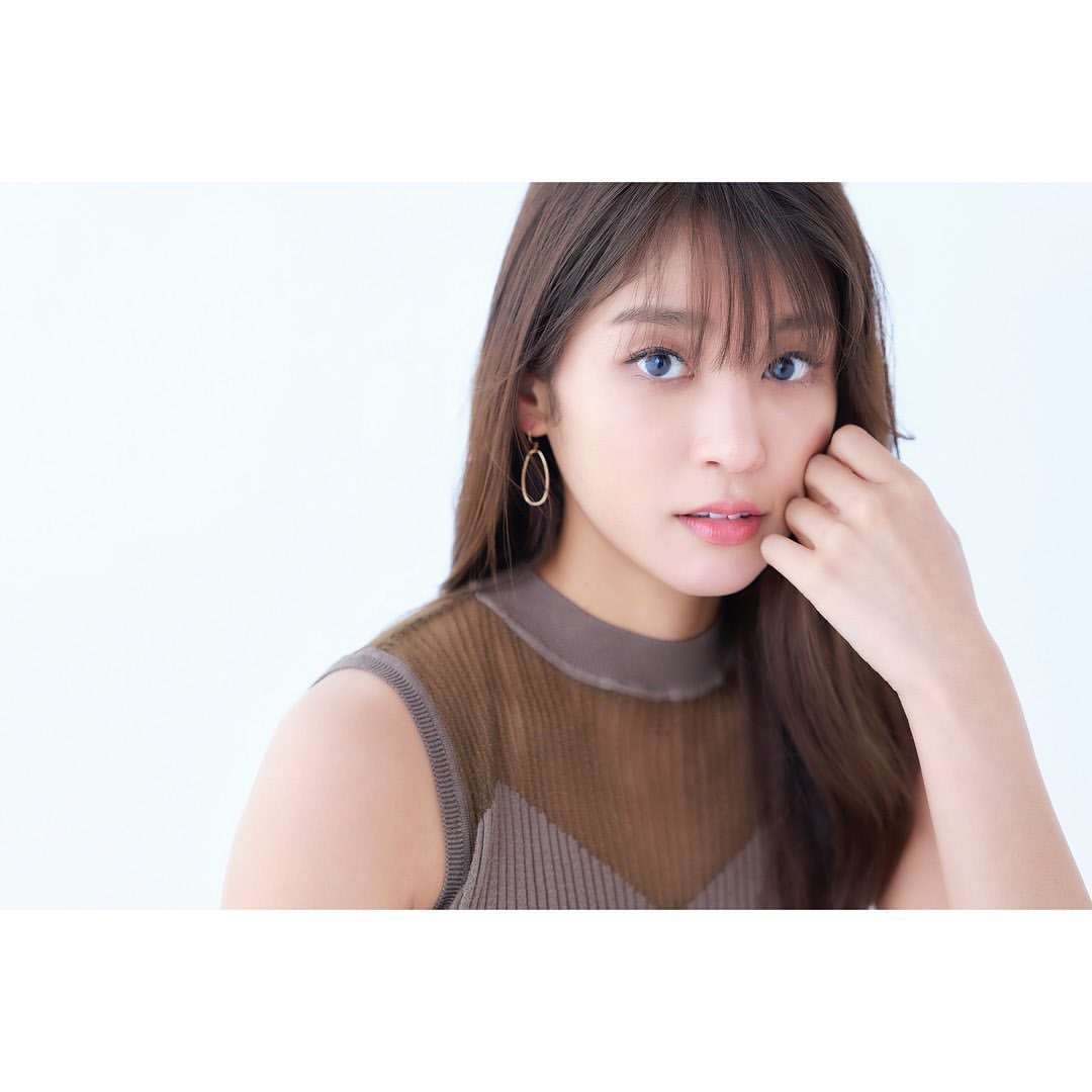 岡副麻希　レースクイーンと3ショット披露にファン「遜色ない」「足長い」の声