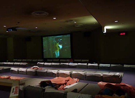 全席感染対策の映画館が来月オープンへ 全座席にパーティション設置