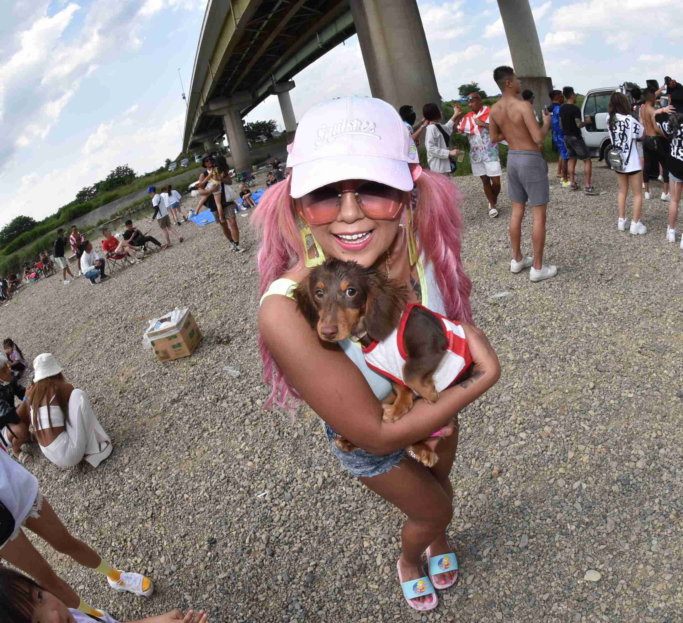 200人規模BBQで大量ゴミ放置...参加DJ釈明「豪雨で撤収終わらず」　県「先手の動きしないとダメ」