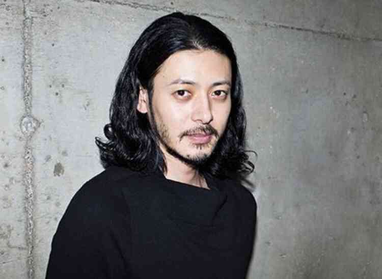 斎藤工、狂信生む“イケメン全裸漂着者”に 秋元康がSNSの光と闇描く