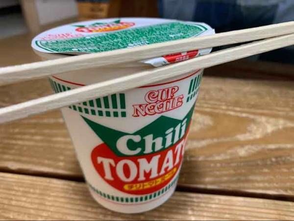 「さようなら、全てのフタ止めシール」カップヌードル公式が衝撃のツイート