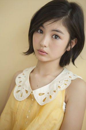 浜辺美波、1年ぶり「VOCE」表紙　背中露出ドレスも　インタビューでハタチの素顔に迫る