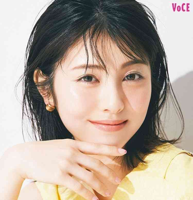 浜辺美波、1年ぶり「VOCE」表紙　背中露出ドレスも　インタビューでハタチの素顔に迫る
