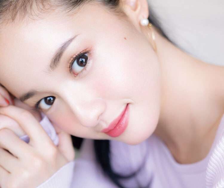 浜辺美波、1年ぶり「VOCE」表紙　背中露出ドレスも　インタビューでハタチの素顔に迫る