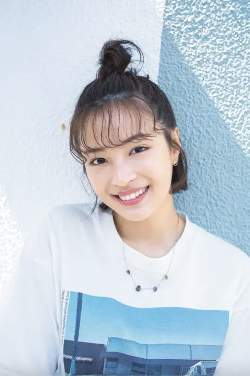 浜辺美波、1年ぶり「VOCE」表紙　背中露出ドレスも　インタビューでハタチの素顔に迫る