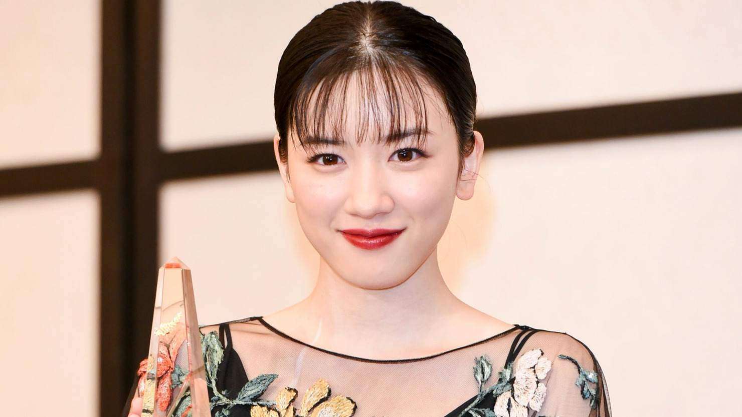 浜辺美波、1年ぶり「VOCE」表紙　背中露出ドレスも　インタビューでハタチの素顔に迫る