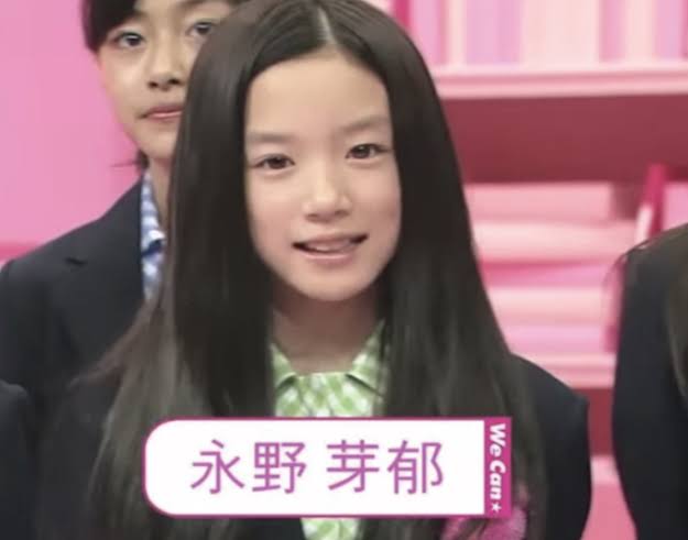 浜辺美波、1年ぶり「VOCE」表紙　背中露出ドレスも　インタビューでハタチの素顔に迫る