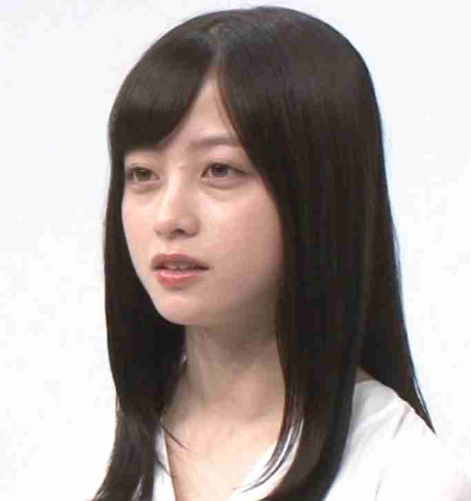 浜辺美波、1年ぶり「VOCE」表紙　背中露出ドレスも　インタビューでハタチの素顔に迫る