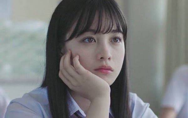 浜辺美波、1年ぶり「VOCE」表紙　背中露出ドレスも　インタビューでハタチの素顔に迫る