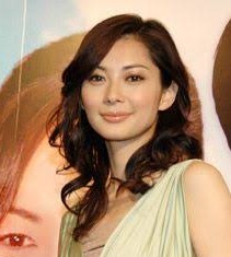伊東美咲、44歳の最新ショットが美しすぎる！久しぶりの顔出しに絶賛の声「すごく綺麗」