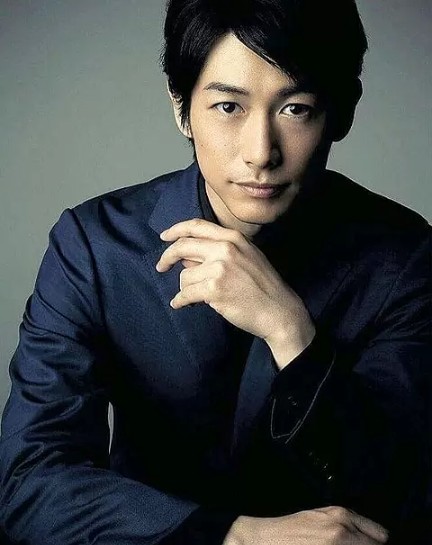 DEAN FUJIOKA、胸筋・腹筋・上腕二頭筋…無駄削ぎ落した筋肉美披露 初写真集の表紙解禁
