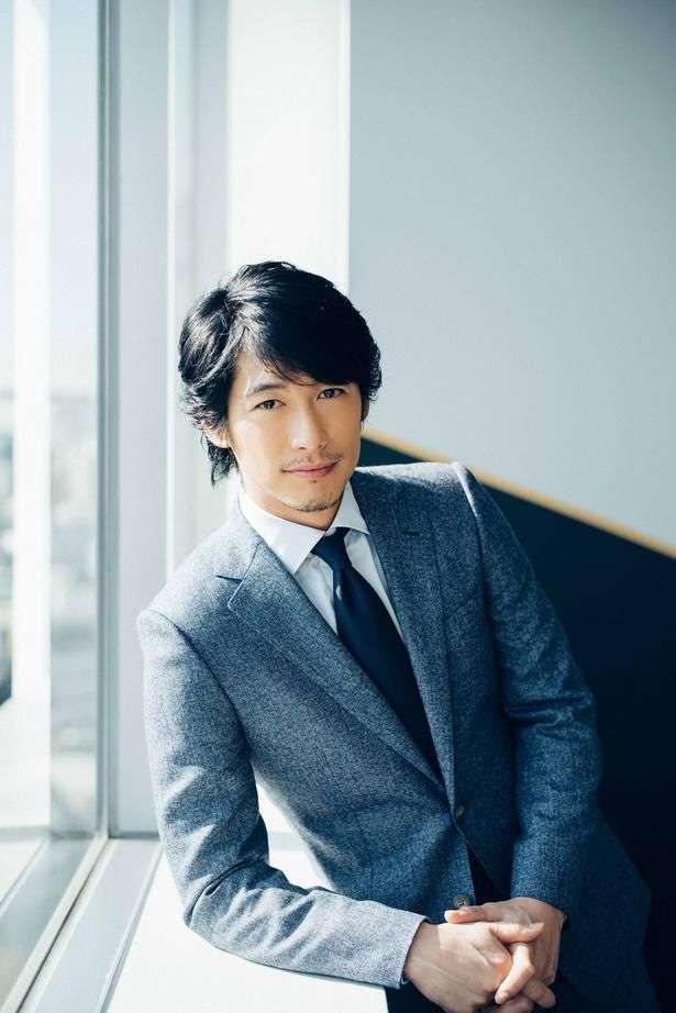 DEAN FUJIOKA、胸筋・腹筋・上腕二頭筋…無駄削ぎ落した筋肉美披露 初写真集の表紙解禁