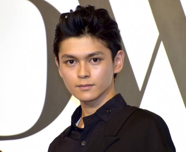 新田真剣佑、PCR陰性4度確認し渡米　作品への出演もすでに決定