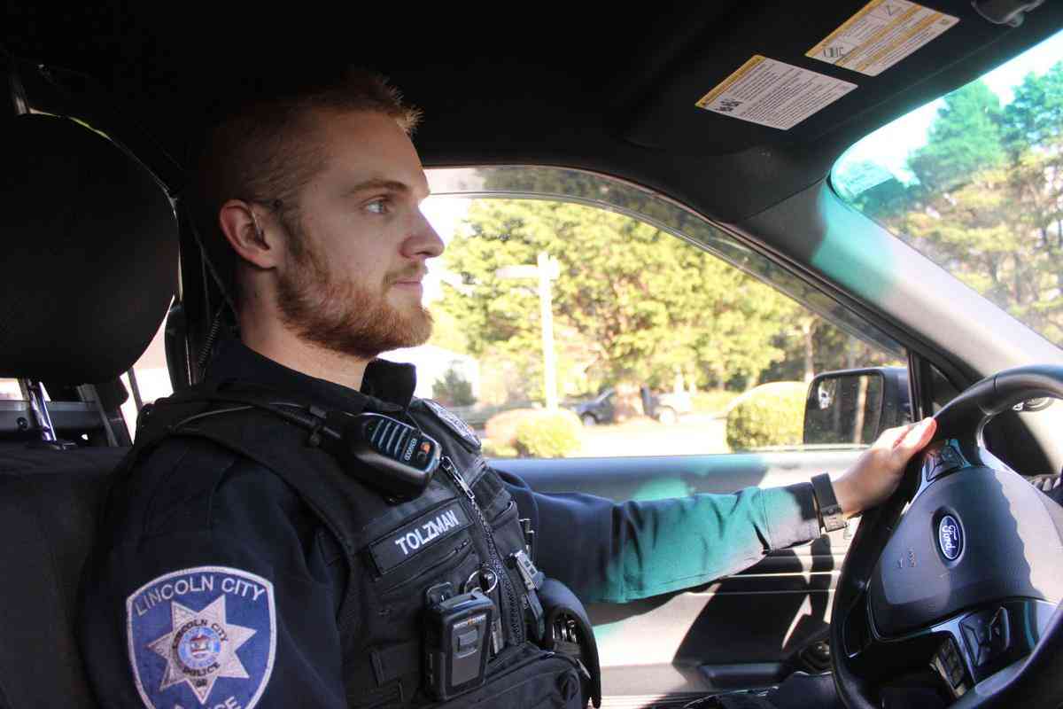 燃え盛る車から男性を救った2人の警察官、「イケメン」ゆえ更に注目が集まる（米）＜動画あり＞