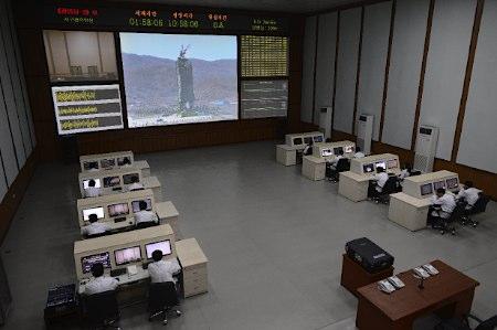空自「宇宙作戦隊」の記章発表　地球や十字星あしらう　隊員考案