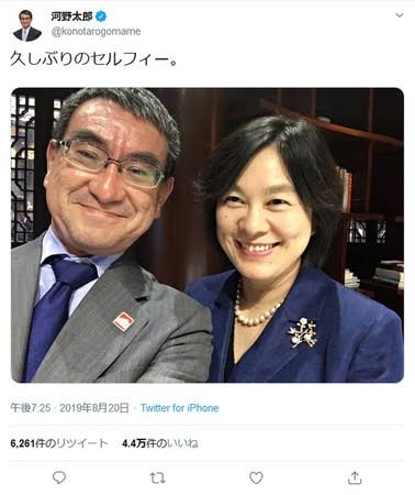 河野太郎大臣、吉本興業で“W河野”写真アップ ネットも爆笑「兄弟やん」