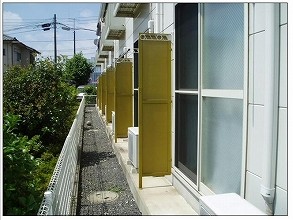 ベランダに隣の部屋との仕切りがない物件