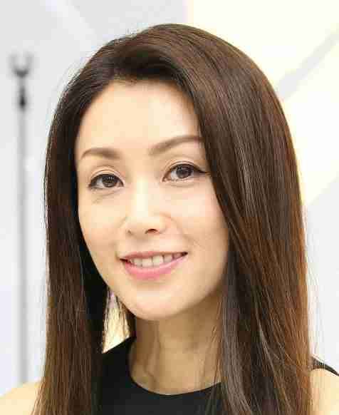 酒井法子が熱唱「碧いうさぎ2021」新たに情熱的ダンスとオリジナル手話