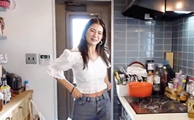 スザンヌ、自宅トイレを公開　大胆壁紙、自身コラボのプチプラマットも「おしゃれ」「素敵」