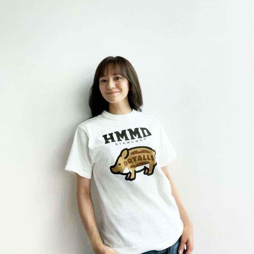 牧瀬里穂、本当に49歳!? ミニスカワンピ姿に「膝上スカート眩しい」「いつまで可愛いんですか？」の声