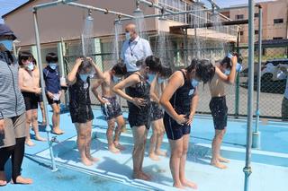 小学校の授業でプール再開も、マスク着用必須に非難殺到の事態に 
