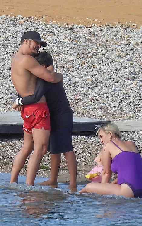 ミランダ・カー、スリットスカートで美脚全開ショット公開「美しい」「素晴らしい」