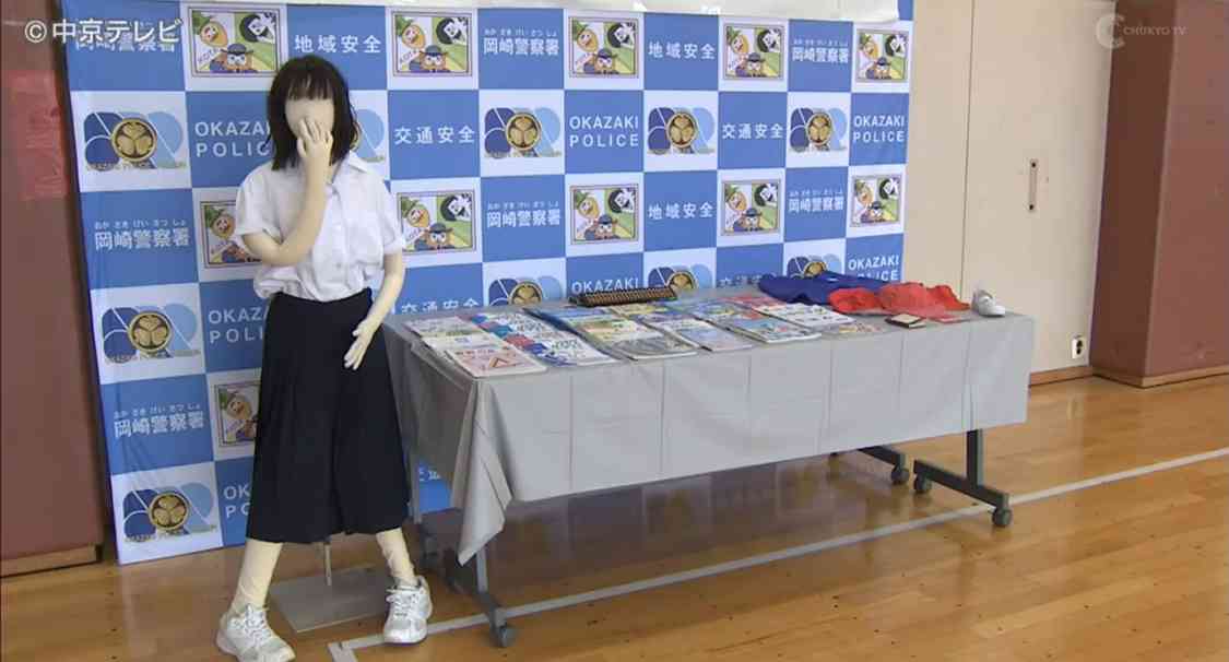 セーラー服にかつら姿の男、中学校侵入…関係先から体操服・赤白帽子など50点押収