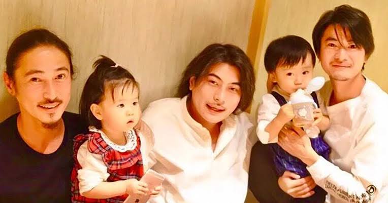 窪塚洋介　オシャレ自転車＆アロハで長男・愛流の3者面談　2ショットに「かっけえ！」「素敵親子」の声