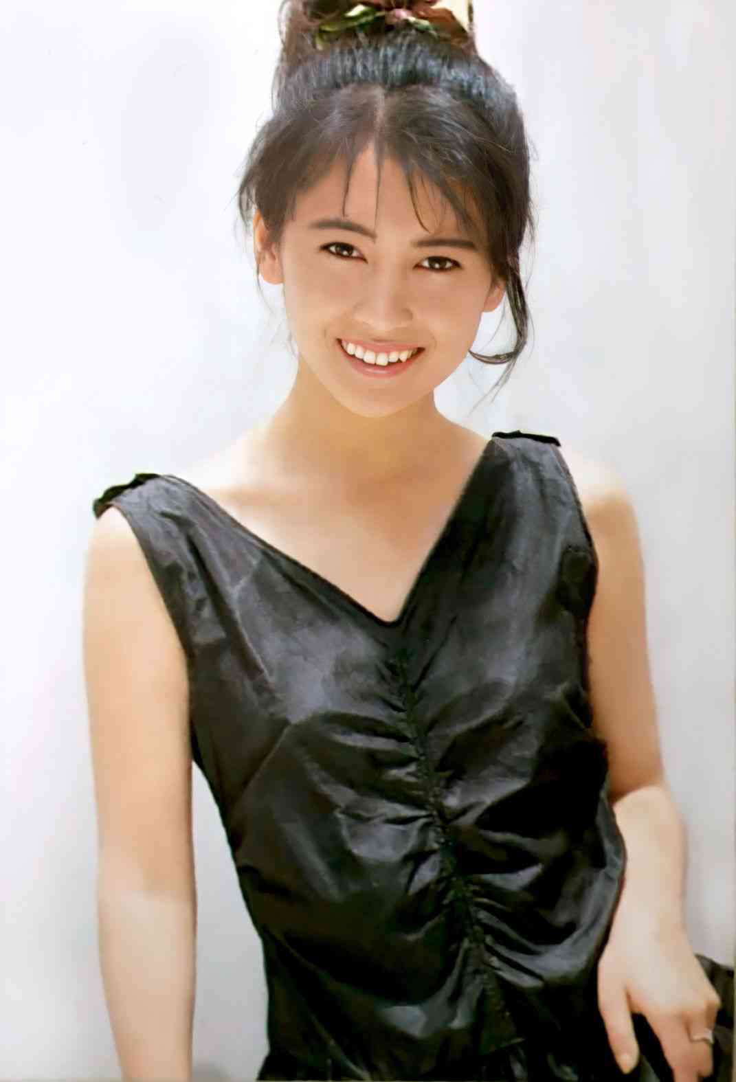 中山美穂、「少女な時」の写真を公開「昔も今も素敵」「美少女」「ミポリンだー」