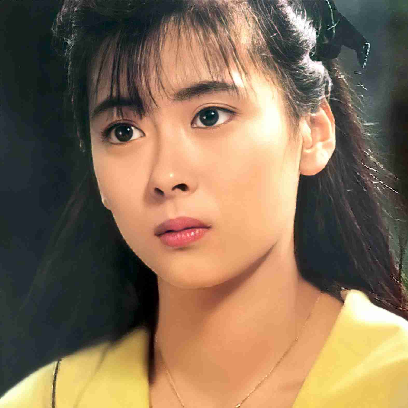 中山美穂、「少女な時」の写真を公開「昔も今も素敵」「美少女」「ミポリンだー」