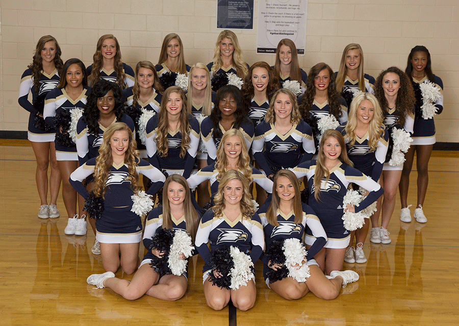 ダウン症を抱えるチア部マネジャー、アルバムに写真使われず　米中学校