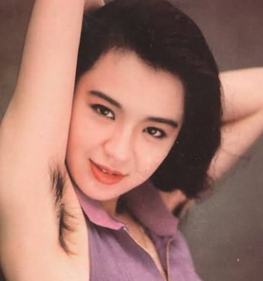 女性芸能人の脇はなぜ綺麗なのか?