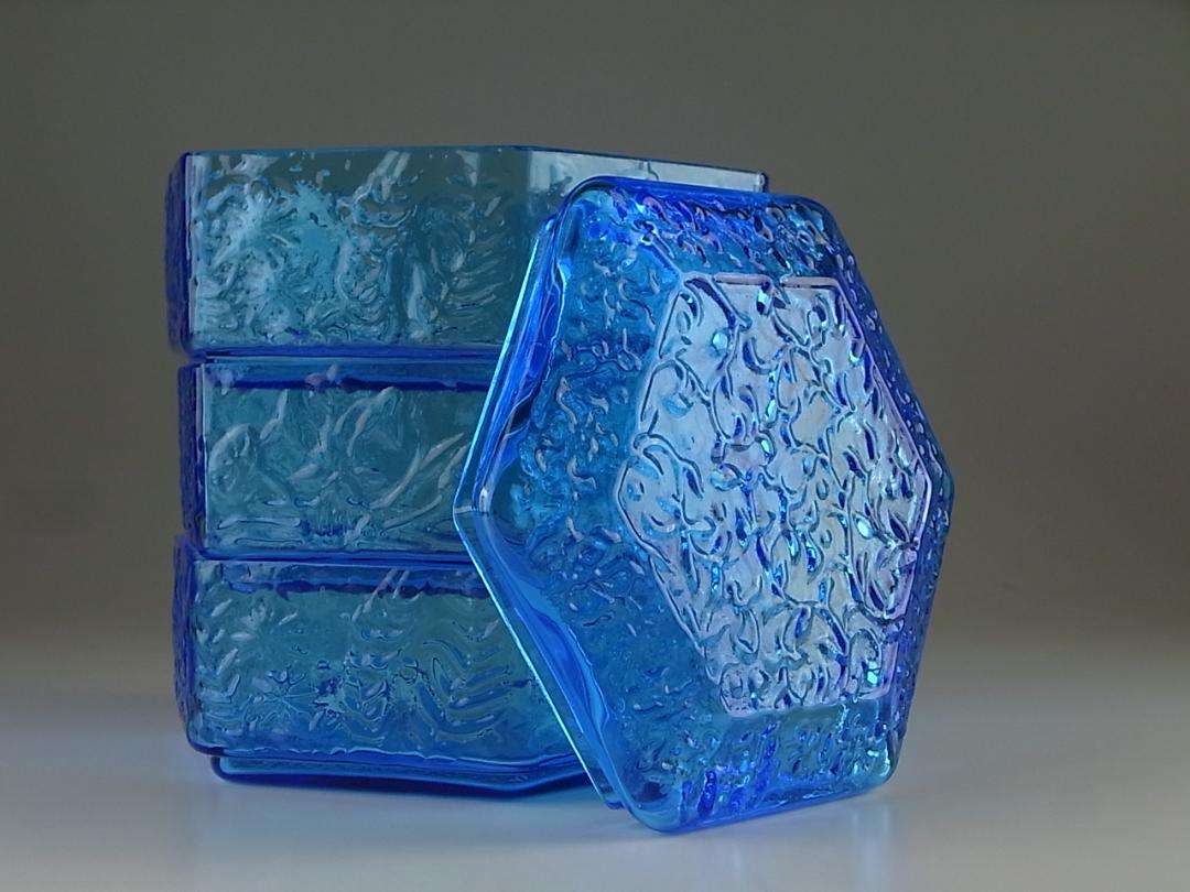 青いガラス小物が見たい！