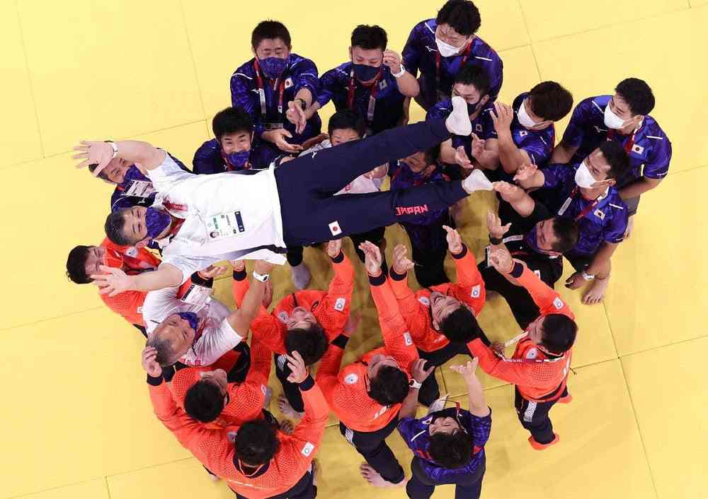 退任の井上康生監督は号泣 威信失墜した日本柔道をユニーク手法で復権に導く 全柔連の内規で任期満了
