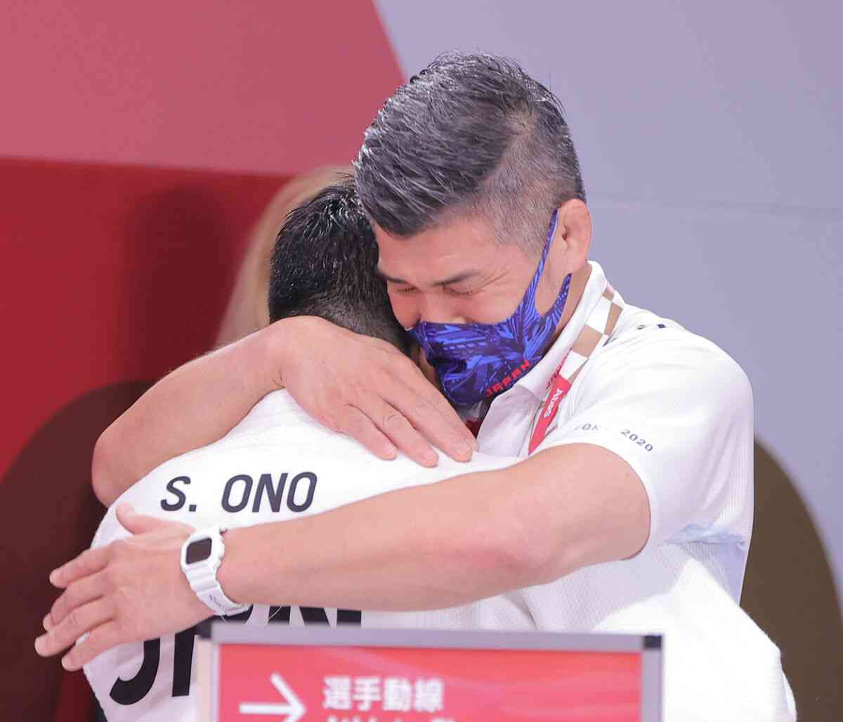 退任の井上康生監督は号泣 威信失墜した日本柔道をユニーク手法で復権に導く 全柔連の内規で任期満了