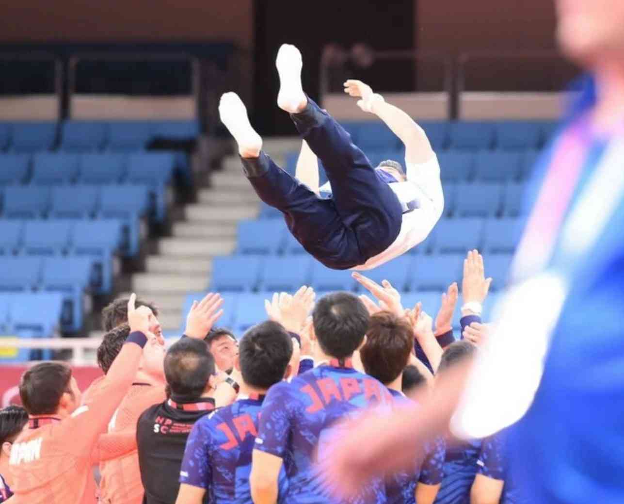 退任の井上康生監督は号泣 威信失墜した日本柔道をユニーク手法で復権に導く 全柔連の内規で任期満了