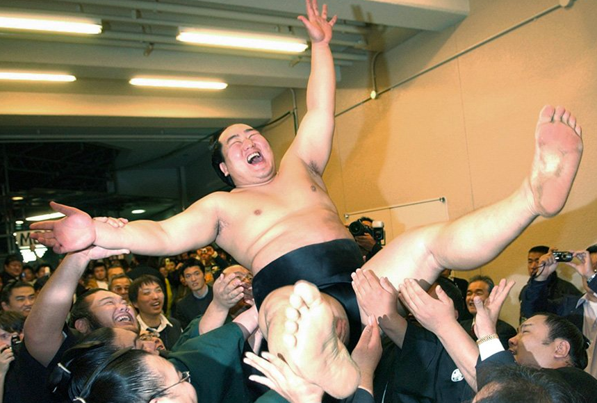 横綱 白鵬が45回目の優勝 照ノ富士との全勝どうしの一番制す