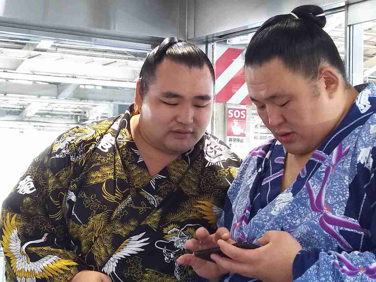 横綱 白鵬が45回目の優勝 照ノ富士との全勝どうしの一番制す