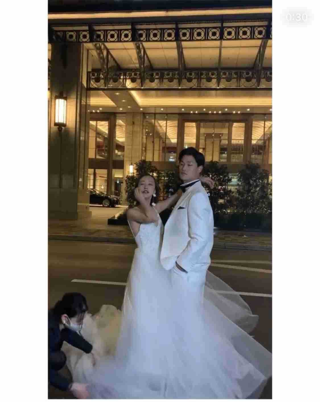 板野友美、夫・高橋奎二と挙式 花嫁ドレス&バックハグ姿公開「理想の夫婦」「素敵すぎる」