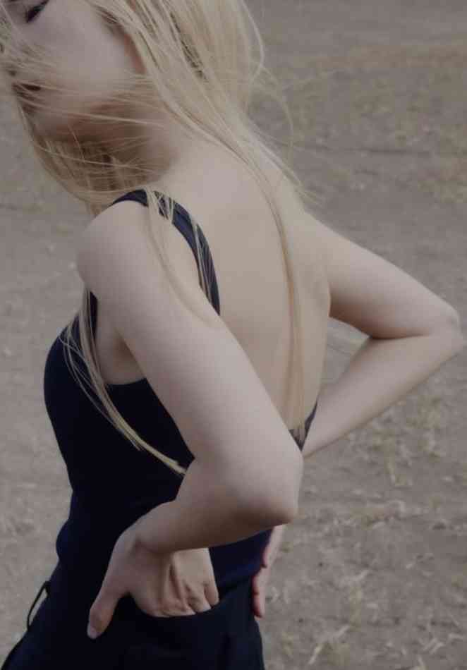 タンクトップ姿の女性芸能人の画像を貼るトピ