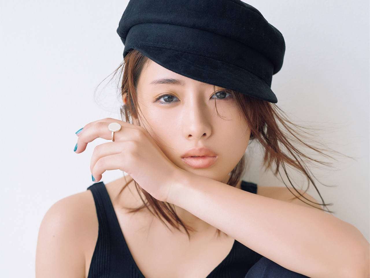 タンクトップ姿の女性芸能人の画像を貼るトピ