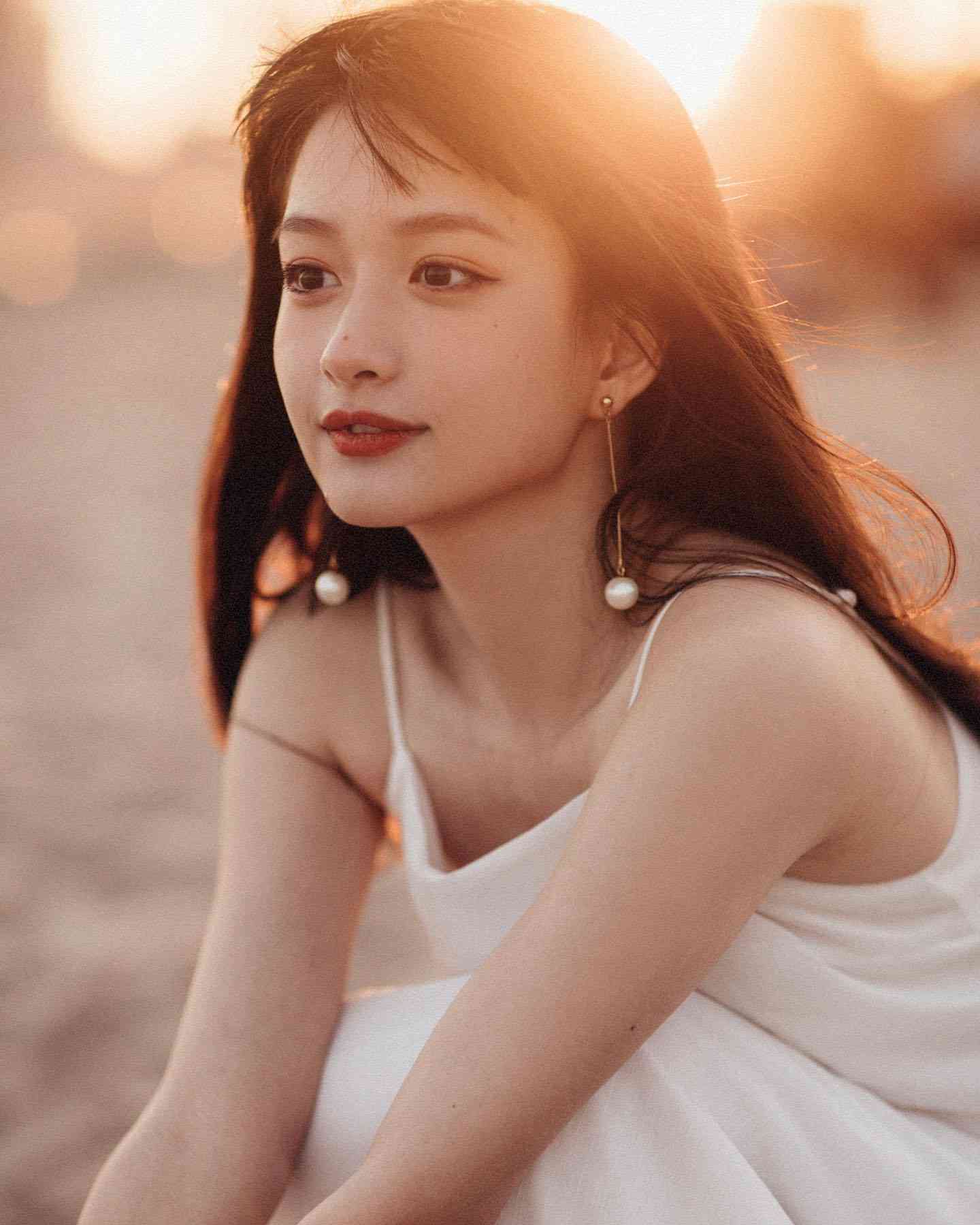 タンクトップ姿の女性芸能人の画像を貼るトピ