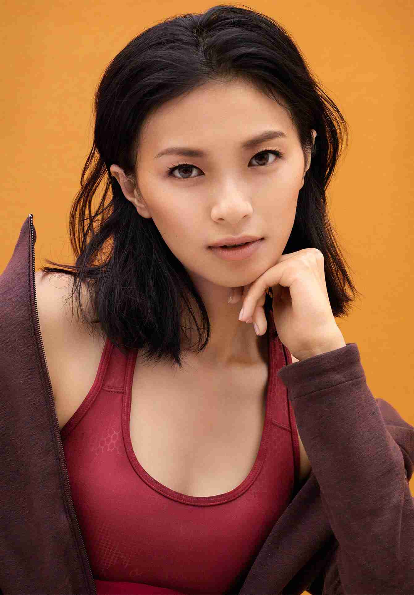 タンクトップ姿の女性芸能人の画像を貼るトピ