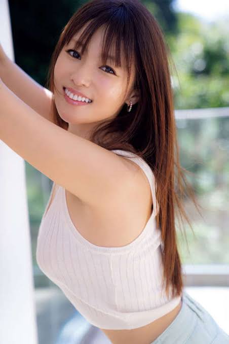 タンクトップ姿の女性芸能人の画像を貼るトピ