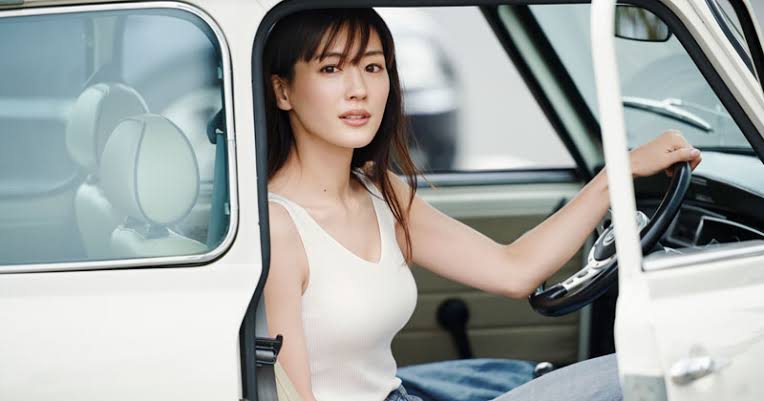タンクトップ姿の女性芸能人の画像を貼るトピ
